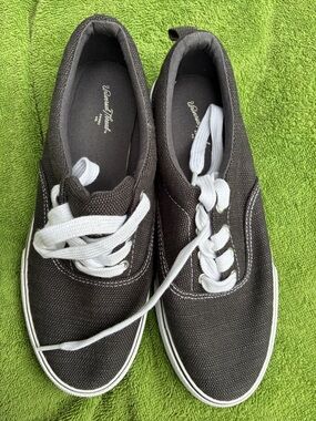 Universal Thread Black Canvas Low-Top Sneakers with White Laces